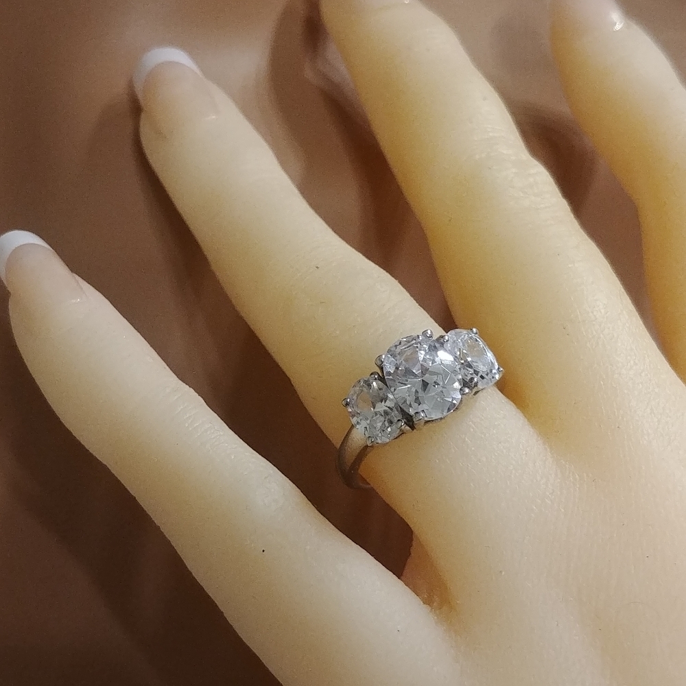 STUNNING 3 Stone CZ Engagment/Wedding Ring
